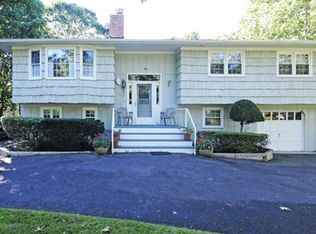 113 W Tiana Rd, Hampton Bays, NY 11946