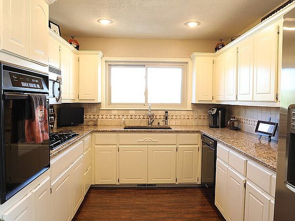 Pullouts above/below oven