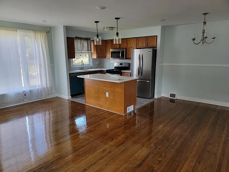 2126 Faunce St — Photo 4