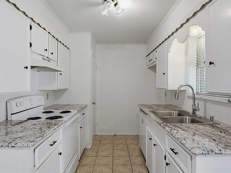 908 W State Highway 243 — Photo 10