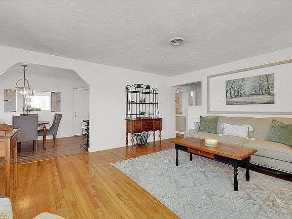 4th image of 37052 Poplar St