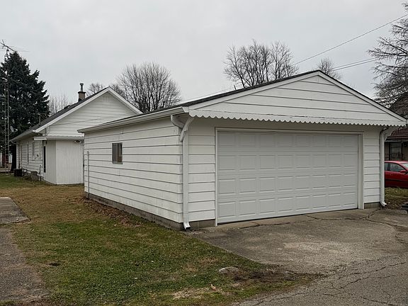 5th image of 230 E 11th St