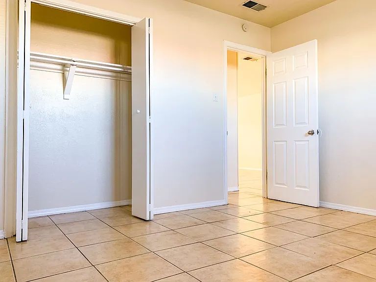Spacious 2 Bedroom Apartment with Fireplace — Photo 40