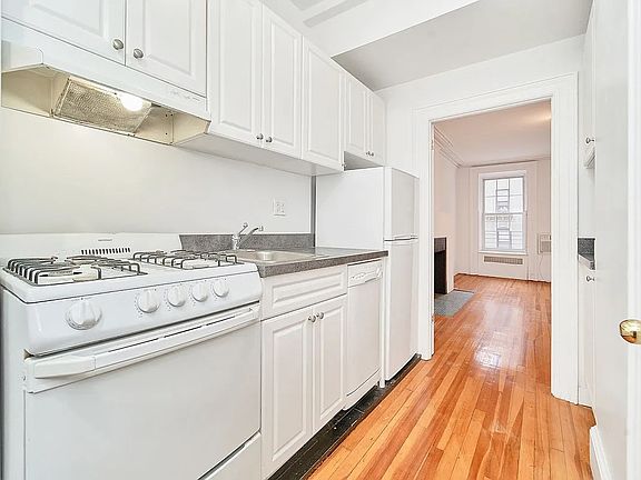 4th image of 25 E 38th St APT 3F