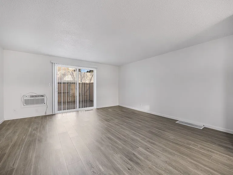 1345 N Devon Ave — Photo 12