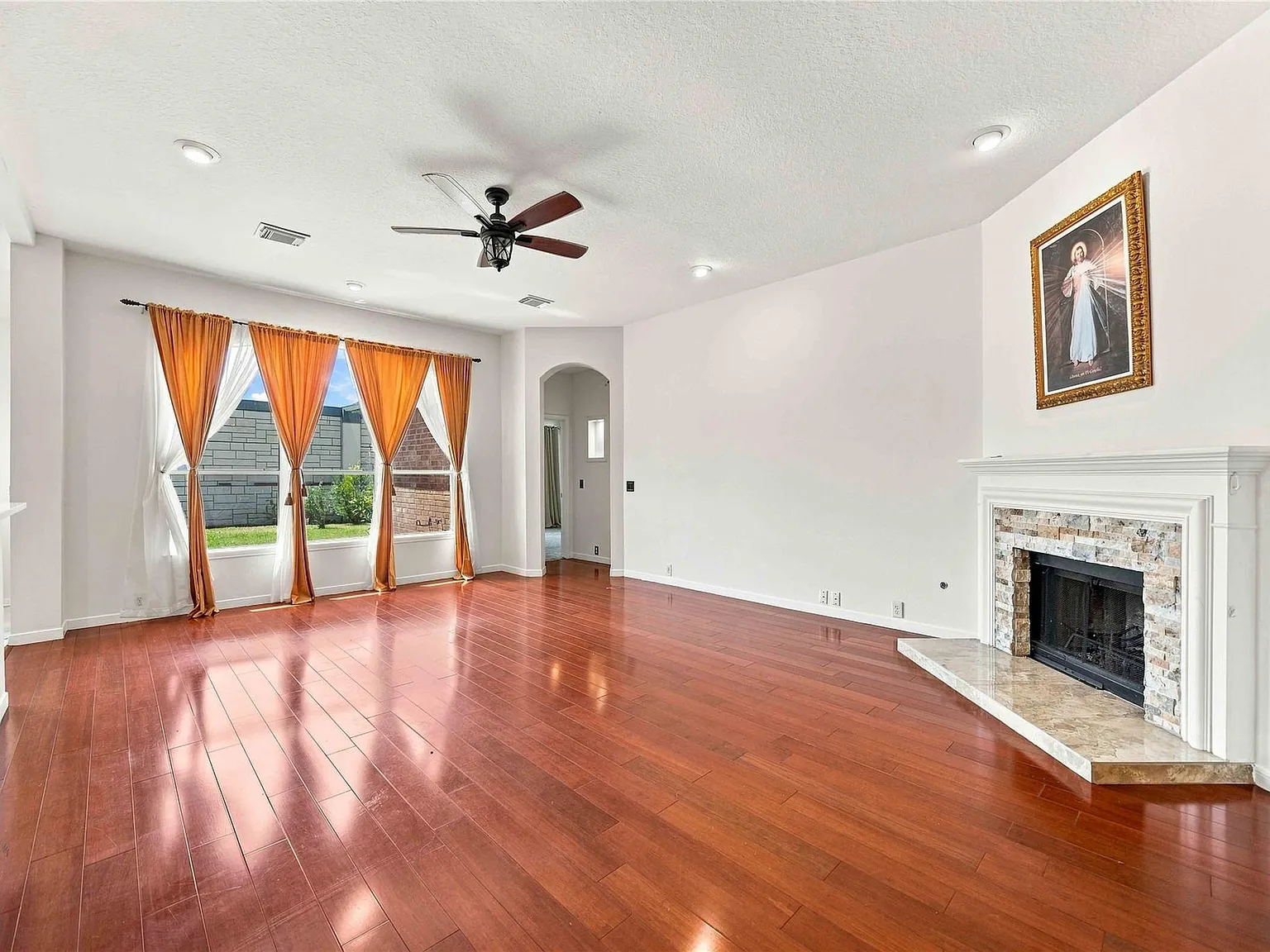 4 bed, 2.5 bath, 2598 sqft, $2,300 — Photo 4