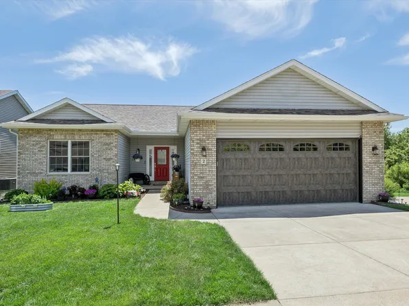 2 Frontier Ct, Le Claire, IA 52753