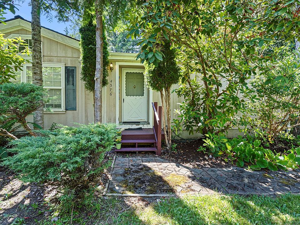 Welcome home to this easy living rambler on over 1/2 an acre!>
