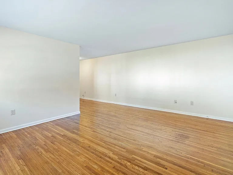 Newtonian Garden Apartments — Photo 19