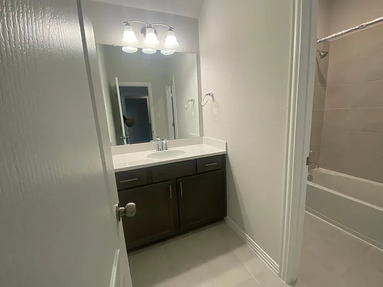 609 Silent Creek Cv — Photo 35