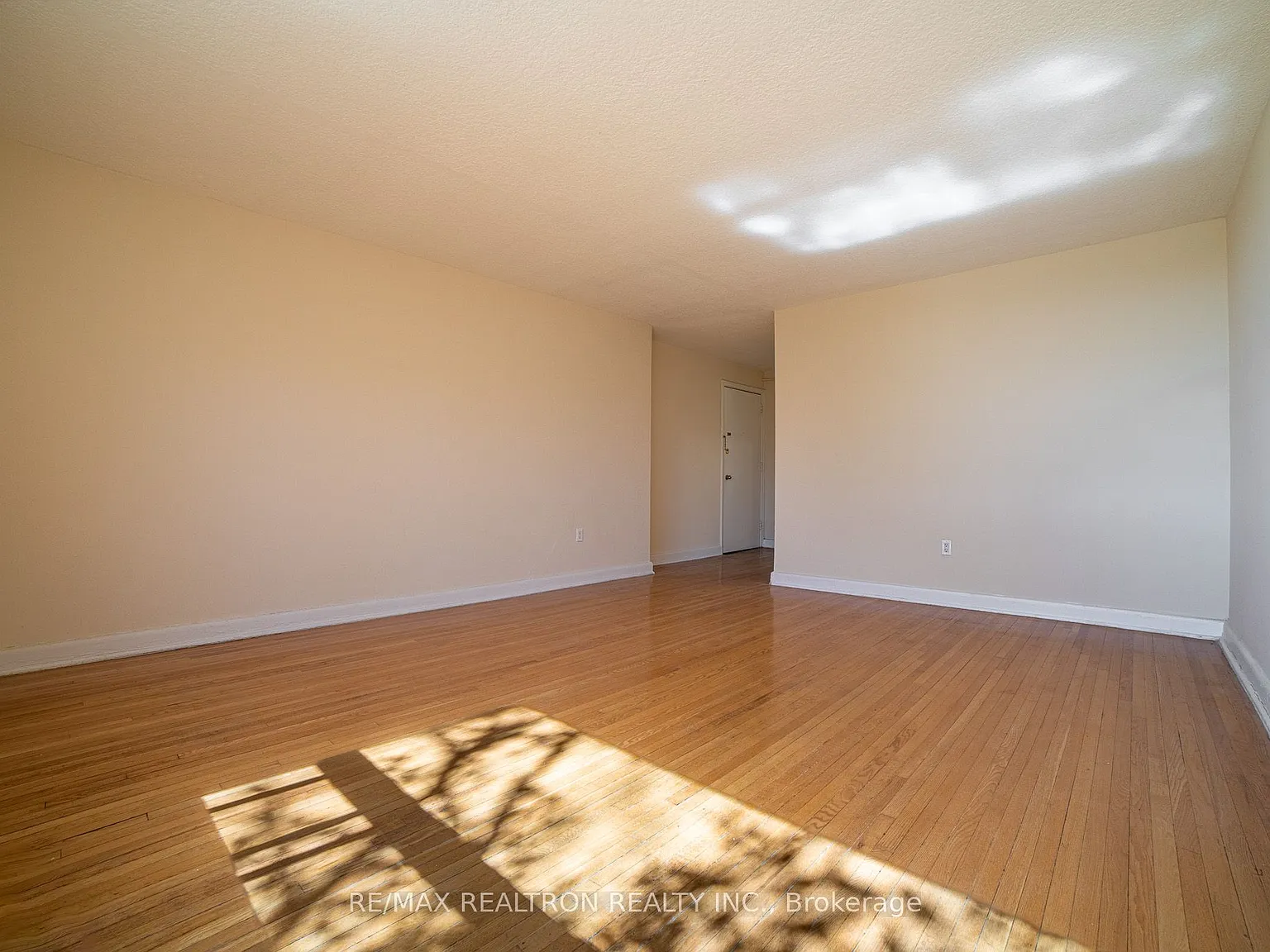2309 Lake Shore Blvd W — Photo 4