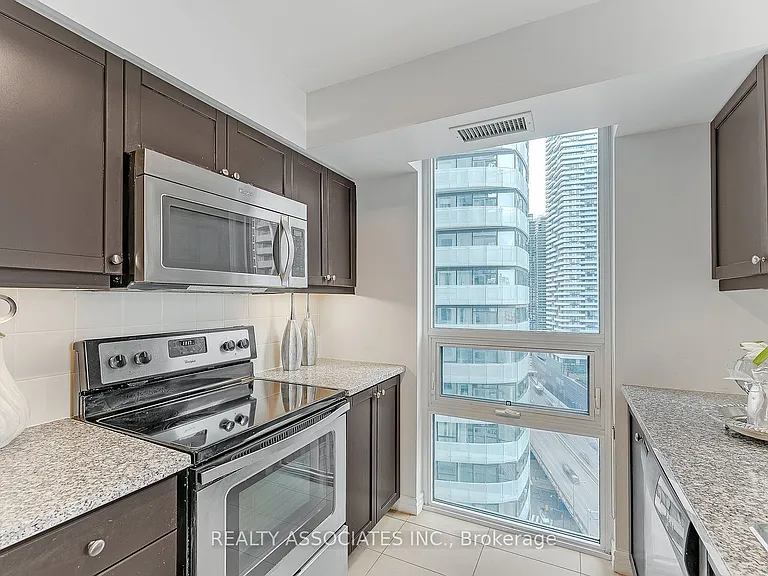 19 Grand Trunk Cres #2710 — Photo 18