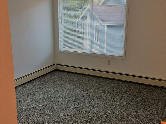 10'6"x 10'6" Bedroom