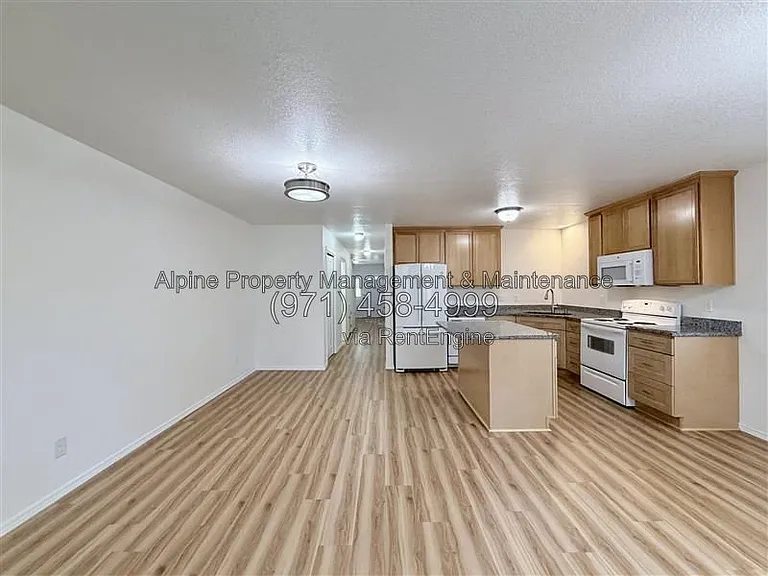 210 NW Connell Ave — Photo 12