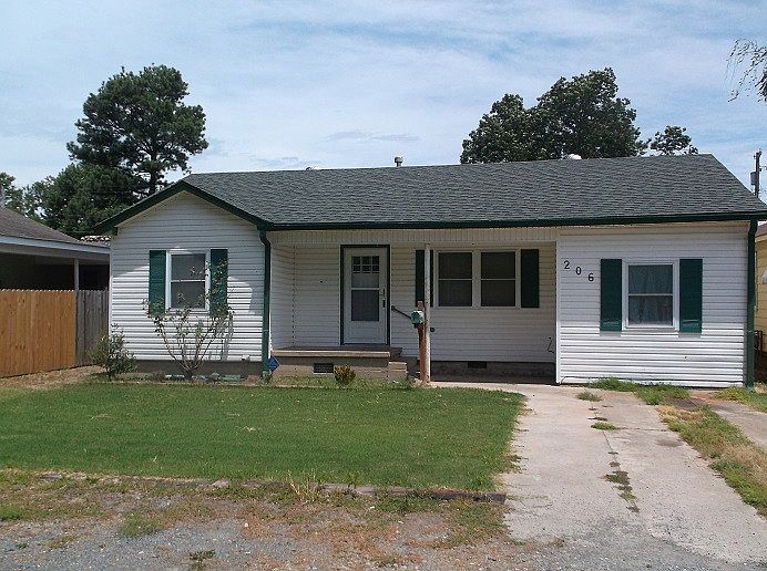 1st image of 206 Lynn St