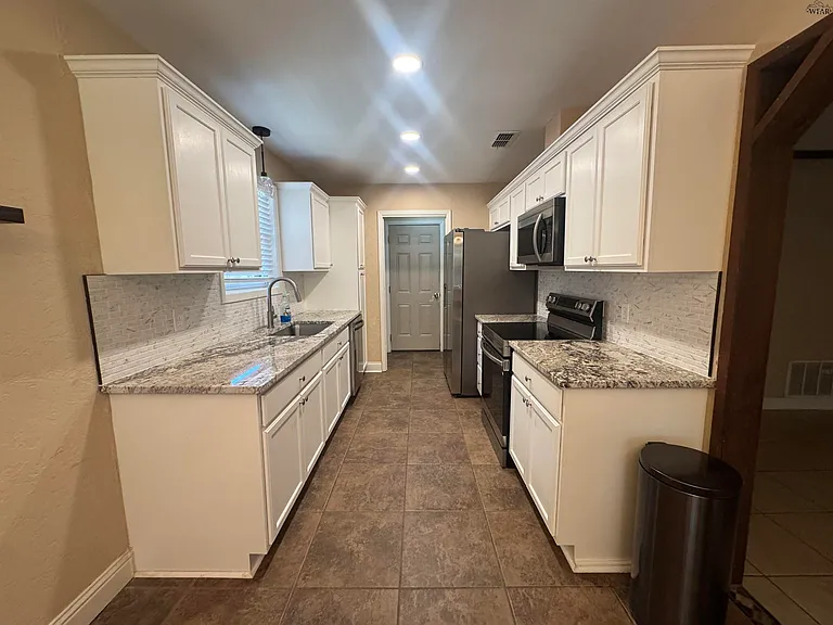 2113 Selma Dr — Photo 7