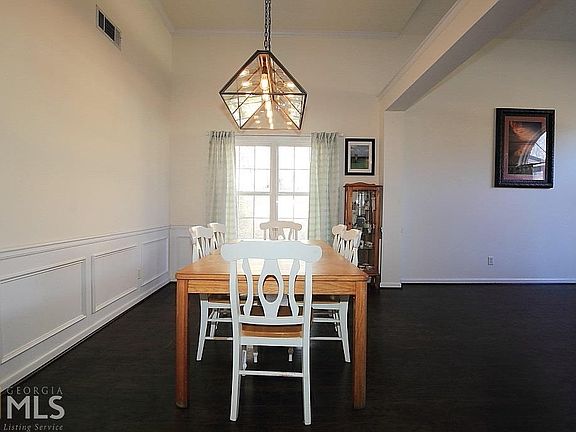5th image of 90 Woodmont Ln