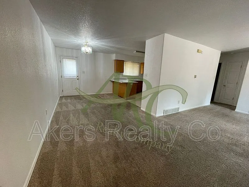 2 bed, 1.0 bath, 936 sqft, $1,095 — Photo 3