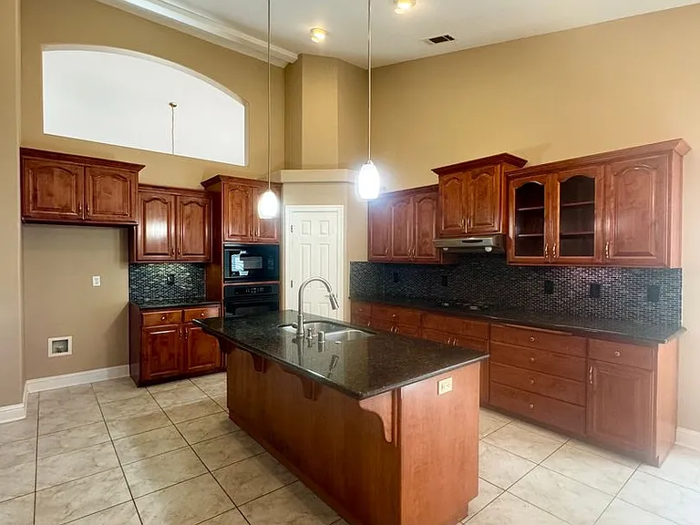 518 Castenda Dr — Photo 5