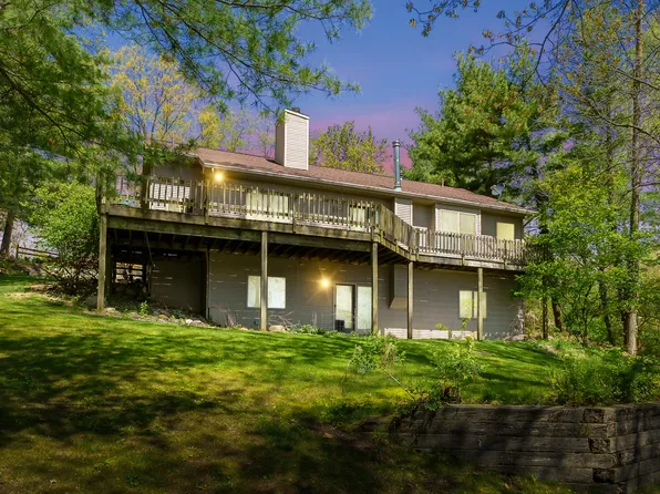 10511 Stoney Point Dr, Delton, MI 49046