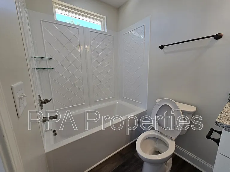 402 Giles St — Photo 5