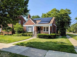 1292 Hampton Rd, Grosse Pointe Woods, MI 48236