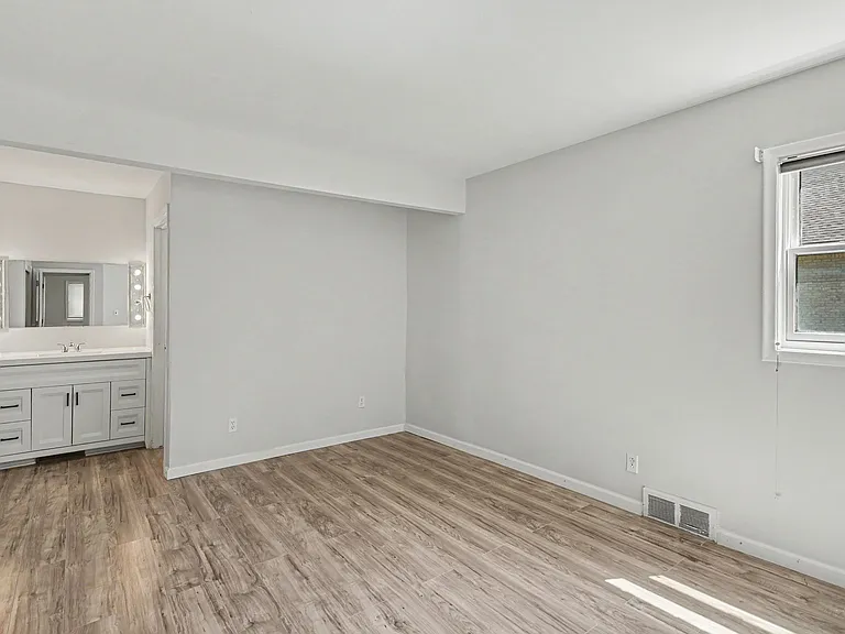 2360 Pineview — Photo 5