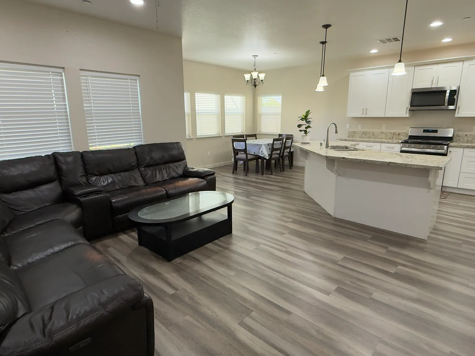 3 bed, 2.5 bath, 1836 sqft, $2,900 — Photo 2