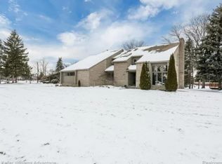 4606 Strandwyck Rd, West Bloomfield, MI 48322