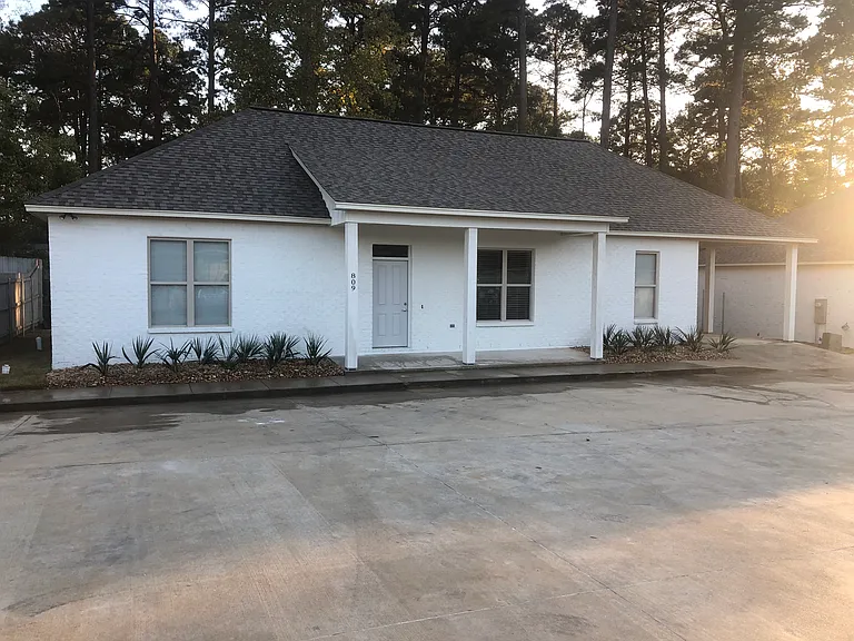 809 Wallace Dean Rd — Photo 2