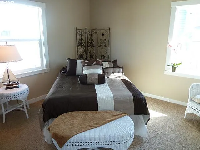 813 Niagara Ave — Photo 6