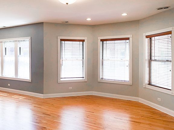 4th image of 6816 N Ashland Ave #3C