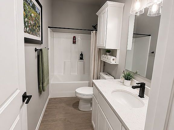 2nd image of 808 E Edgewater Pl S