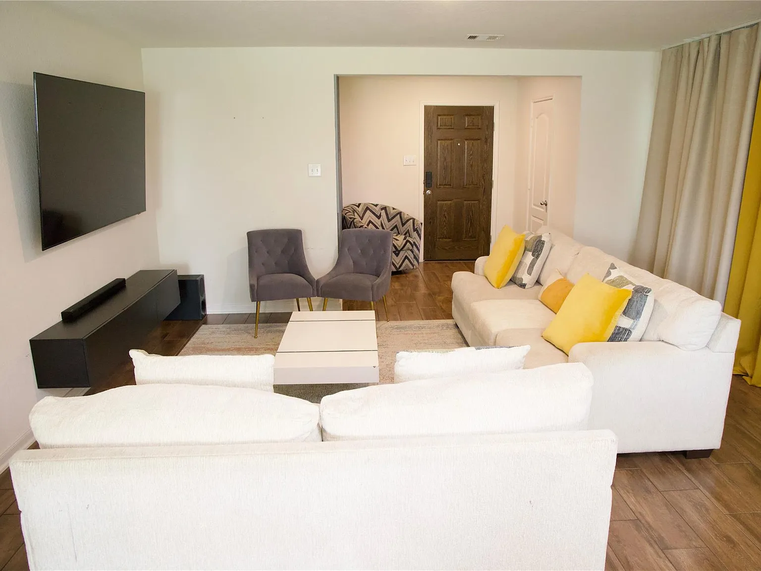 3 bed, 2.5 bath, 2237 sqft, $2,300 — Photo 3