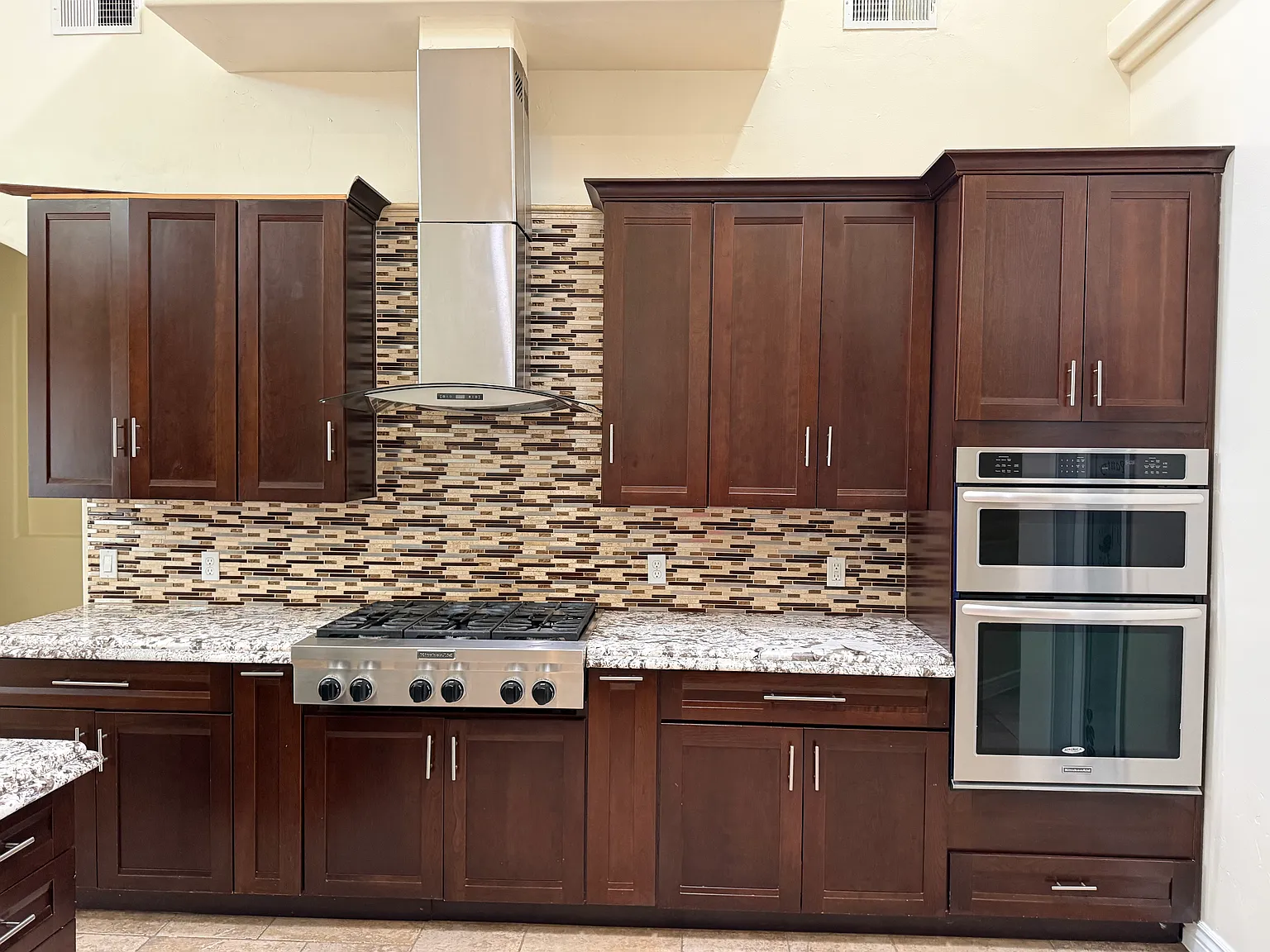 4 bed, 3.5 bath, 3599 sqft, $3,000 — Photo 2