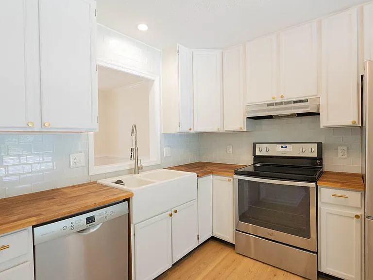 405 Lakeview Ct — Photo 6