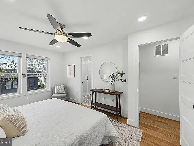 1427 Parkwood Pl NW — Photo 16