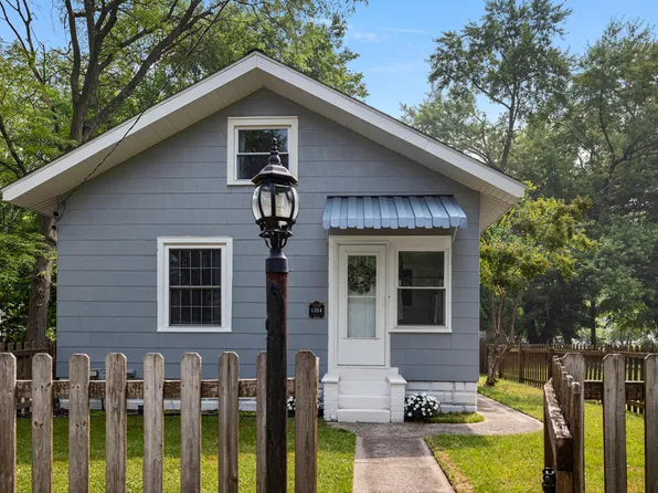 1304 Woodrow Dr, Kalamazoo, MI 49048