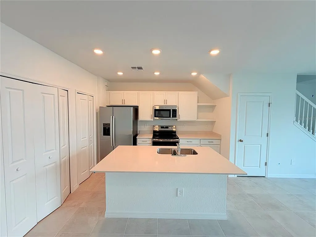 3 bed, 2.5 bath, 1347 sqft, $2,050 — Photo 2