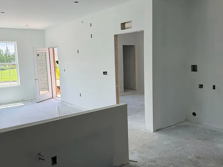 300 Lindenhurst Dr — Photo 8
