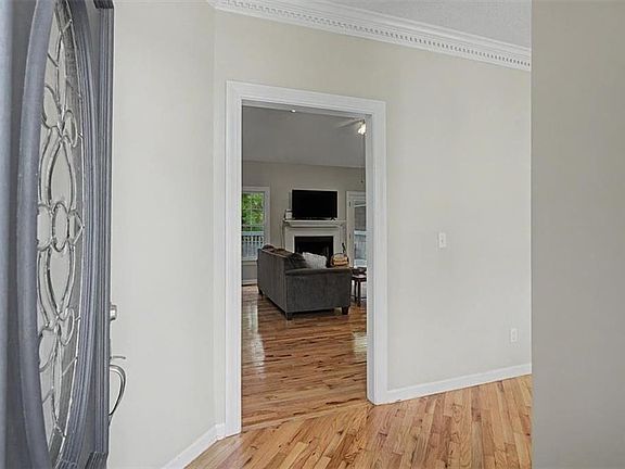 3rd image of 15 Lucas Ln SW
