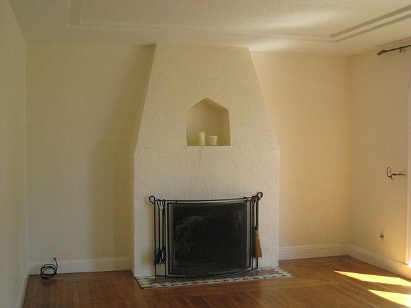 Living room w/fireplace
