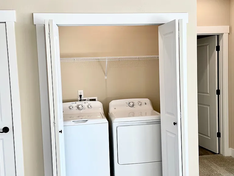 915/6SQFT Units Laundry