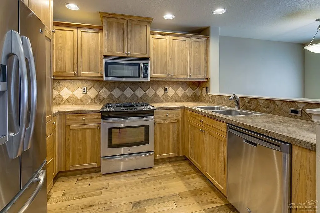 Beautiful 3 Bed/2.5 Bath Two-Story Duplex in NW Bend - Schaeffer Drive — Photo 3