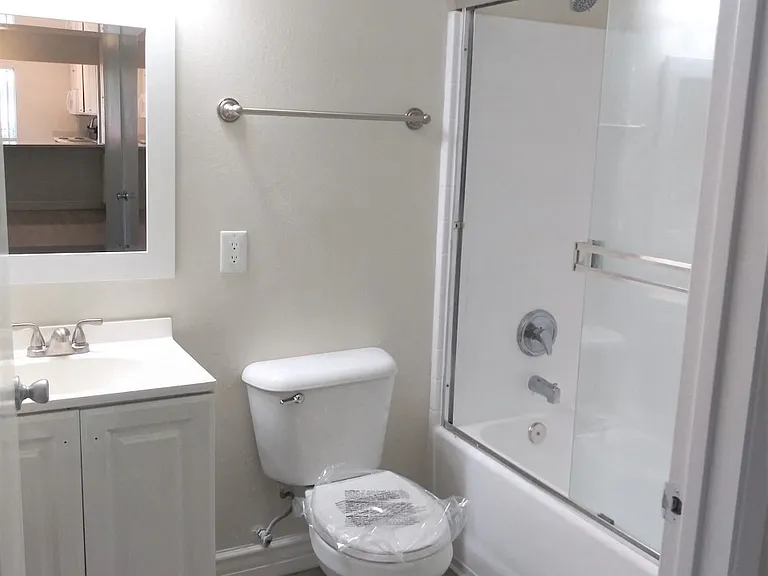 Chateau Spring Gardens Apartments — Photo 54