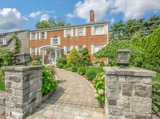 38 Pelhamside Dr, New Rochelle, NY 10801