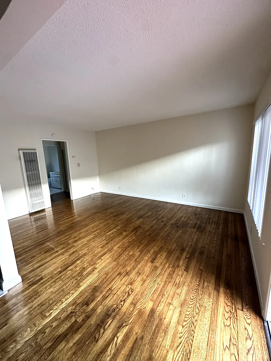 Building Photo - 4500 E 7th St #5