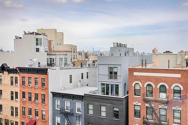 Sold by Rolling Stone Realty LLC | media 7