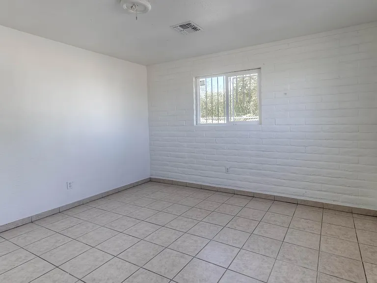 301 W Oregon St — Photo 5