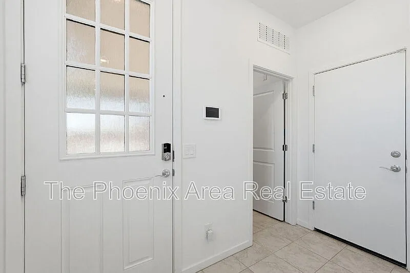Building Photo - 40643 W Shaver Dr